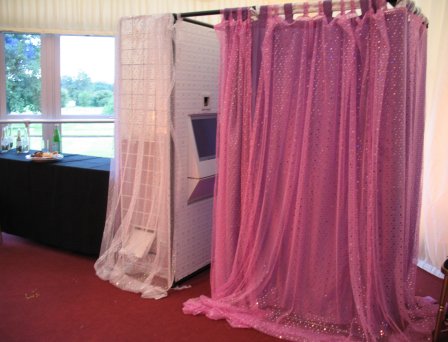 A Pergola Pink Party Photobooth.

           Pergola offers photobooth hire throughout the UK.
           